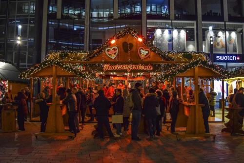 christmas-market-4683172 1920-1