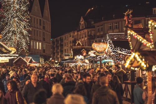 christmas-market-4705877 1920