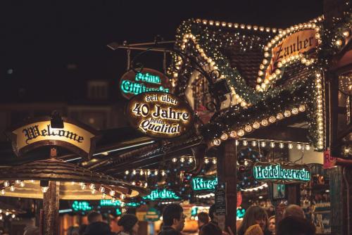 christmas-market-4705880 1920