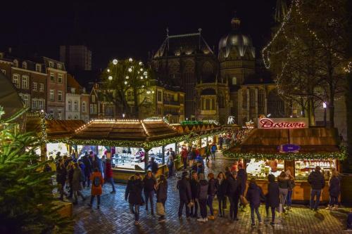 christmas-market-4734651 1920